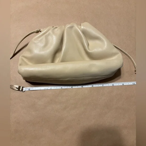 BEIGE‎ CLUTCH - Picture 2 of 5